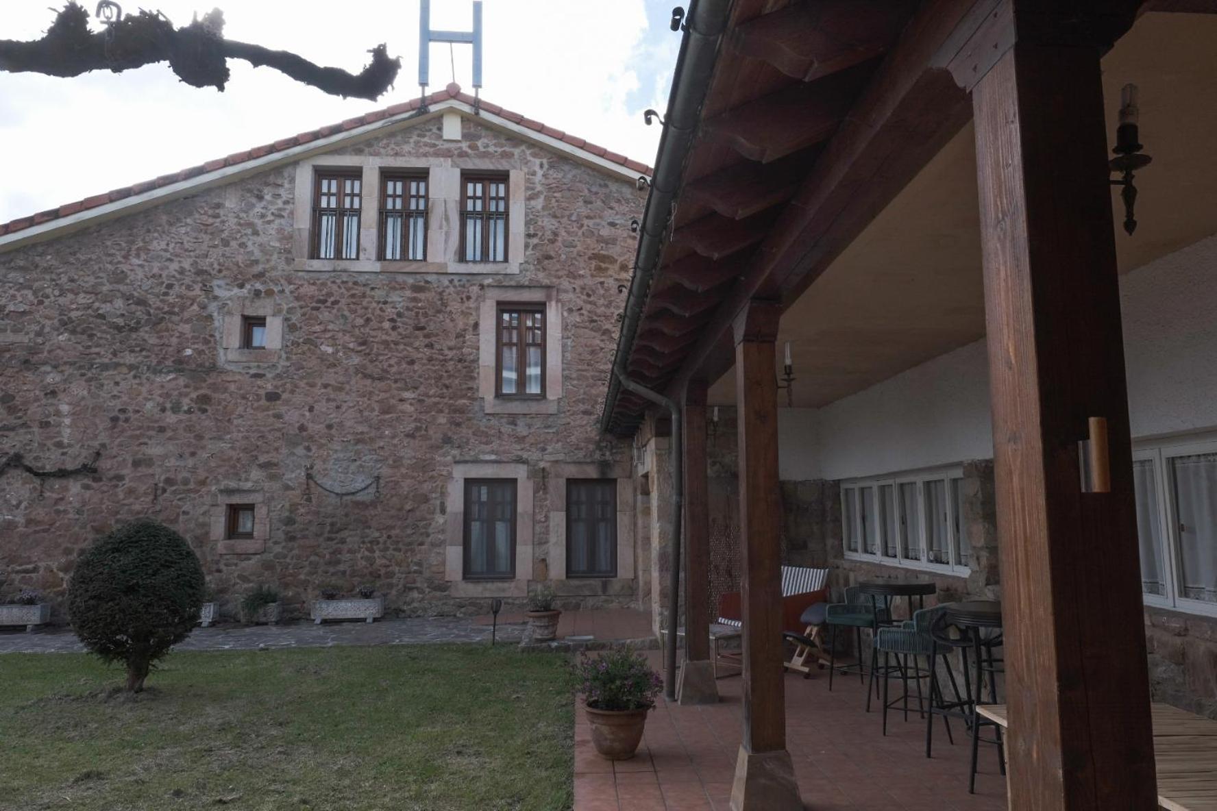 Posada La Estela De Barros Corrales De Buelna Exterior photo